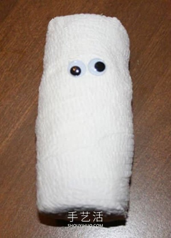 The simplest tutorial on making a paper roll mummy in kindergarten