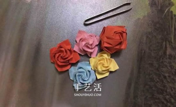 Tutorial on folding flowers on sticky notes with mini rose origami illustrations