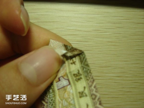 Paper money origami camera illustration and a detailed explanation of how to fold a dollar bill into a camera