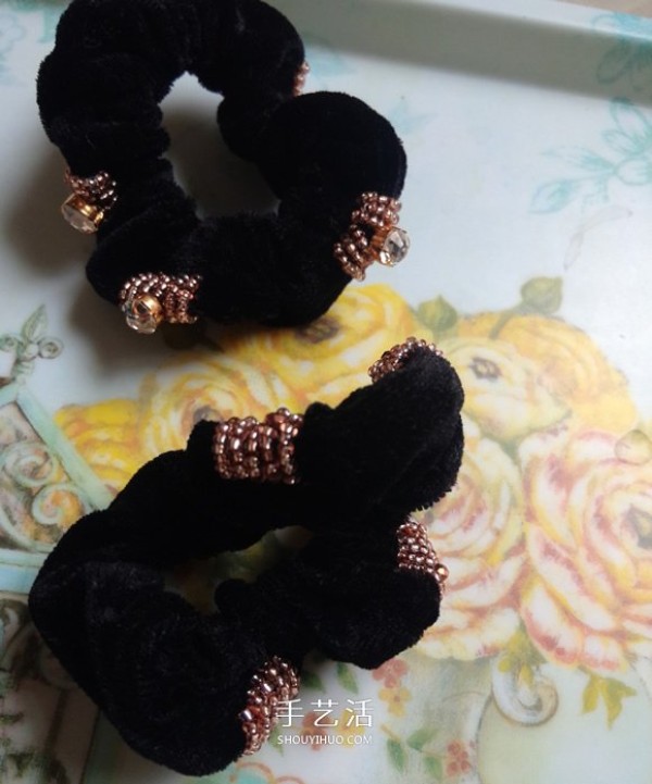 Tutorial on how to transform ordinary hair ties into DIY beautiful beaded hair ties