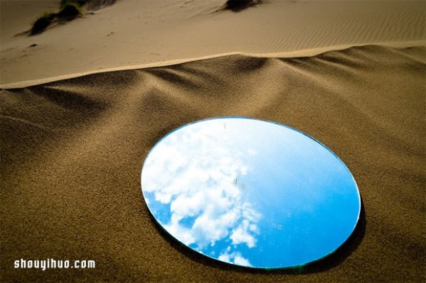 The mirage-like installation art desert and the blue sky in the mirror of high-rise buildings