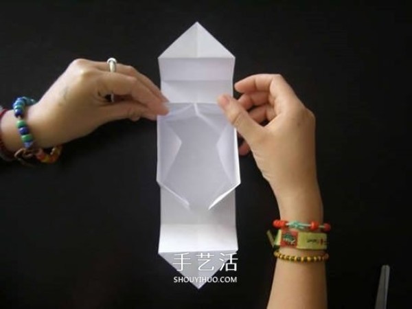 Illustration of the folding method of a simple garbage box, handmade origami square garbage box