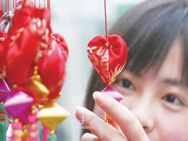 How to make traditional Chinese sachets and make non-woven DIY heart-shaped sachets with illustrations