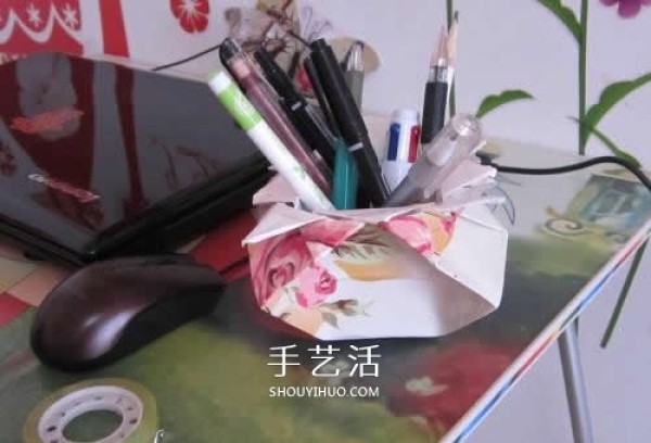 The folding method of the waste paper origami pen holder can also be used as a garbage box