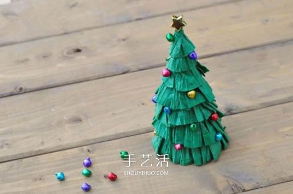 A simple crepe paper Christmas tree tutorial for children to make a homemade Christmas tree