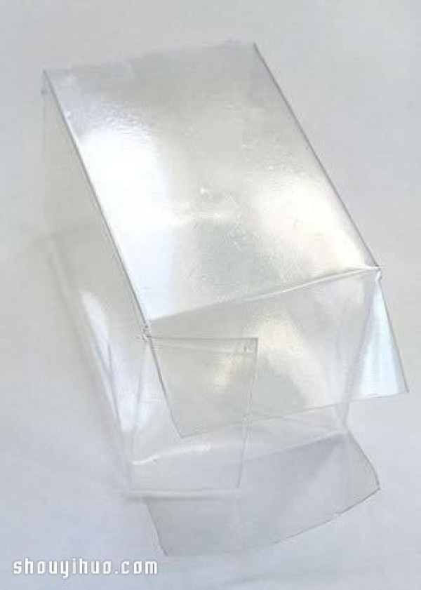 Using waste mineral water bottles and plastic bottles to make hand-made square packaging boxes