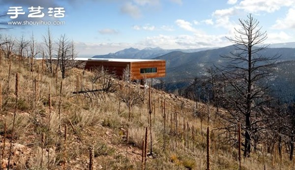 The rocky valley villa in the western United States enjoys the feeling of being covered by the blue sky