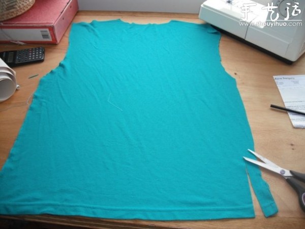 Tutorial on how to make a T-shirt into an apron by hand