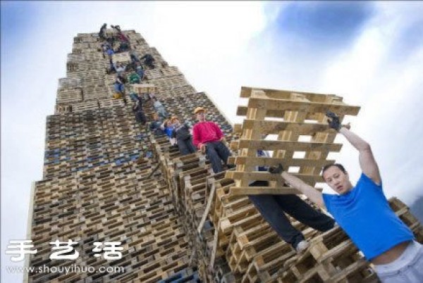 A group of Norwegians built the worlds tallest fire