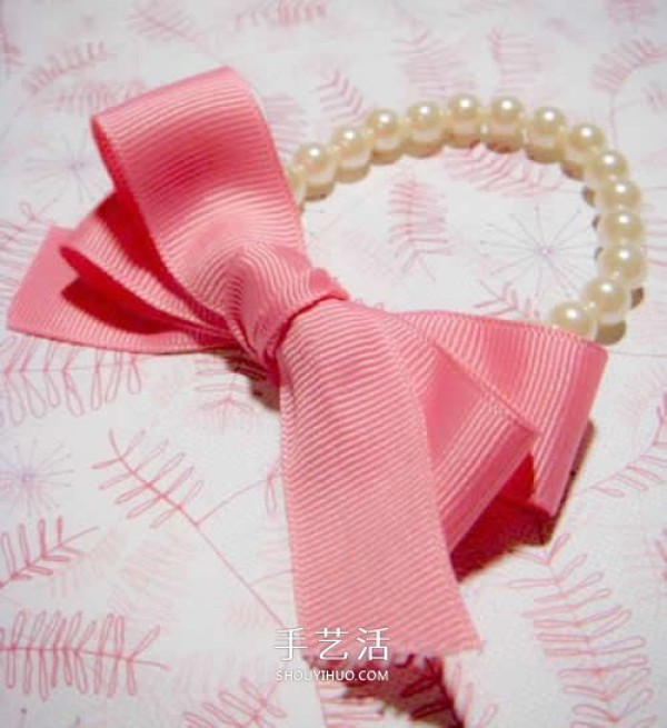 Super simple DIY pearl bracelet, use a ribbon to attach a bow to the bracelet