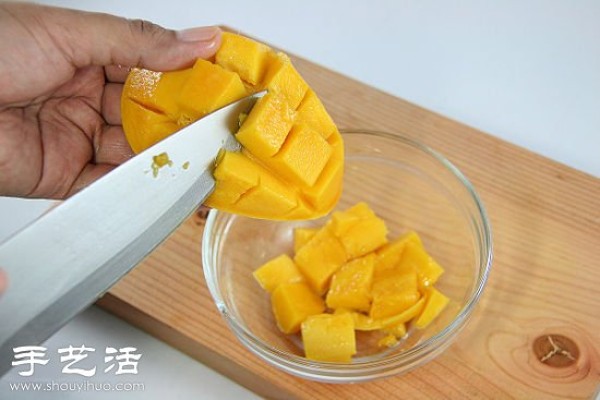 The cutting method of mango dices teaches you how to cut beautiful mango dices