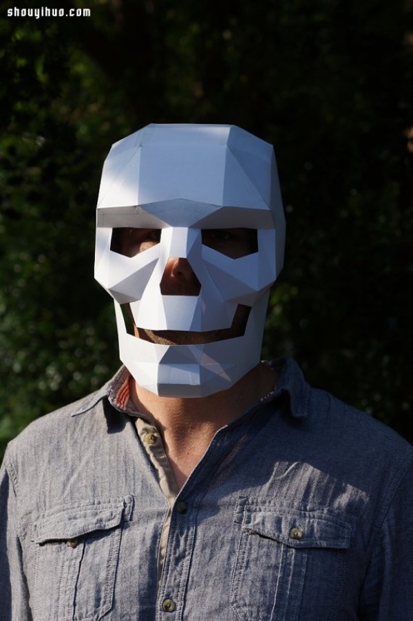 Halloween is coming, awesome people use thick cardboard to make super handsome skull masks