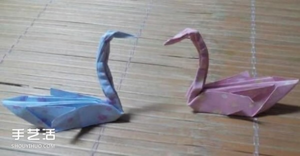 How to fold a swan by hand with an illustration of the origami steps of a simple swan