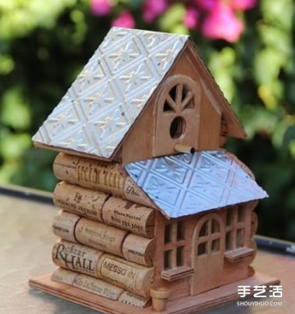 Use red wine bottle cork waste to DIY a cute dollhouse birdcage