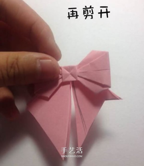 The steps of origami bow and the illustration of how to fold a simple bow