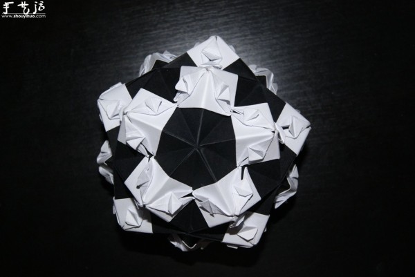 Appreciation of paper-colored love song in black and white with origami works