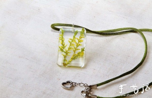 The resin leaf DIY pendant will keep the longing for nature by your side