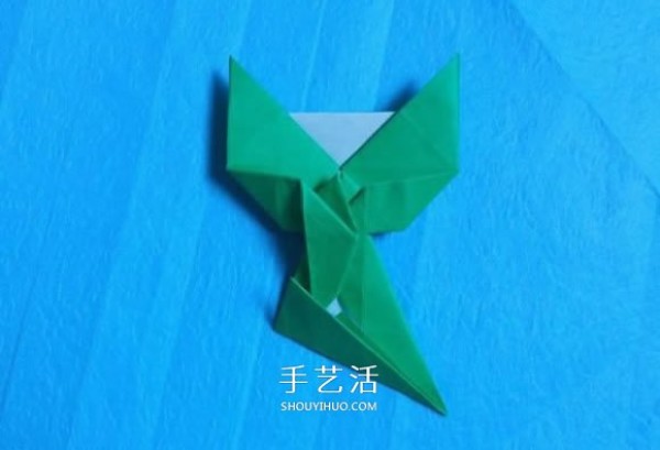 Step-by-step diagram of origami for a handmade kitten. Illustration of how to fold a cute kitten