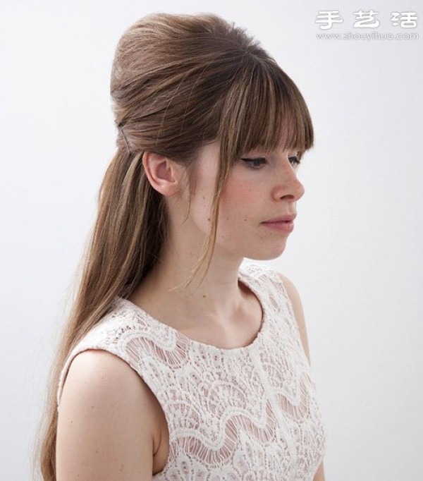 Easily create Hepburns elegant and fluffy hair style