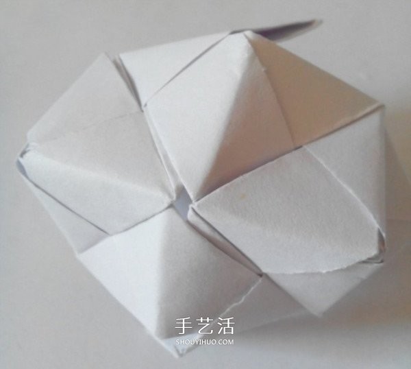 Illustration of folding a polyhedral cube, step-by-step diagram of origami cube