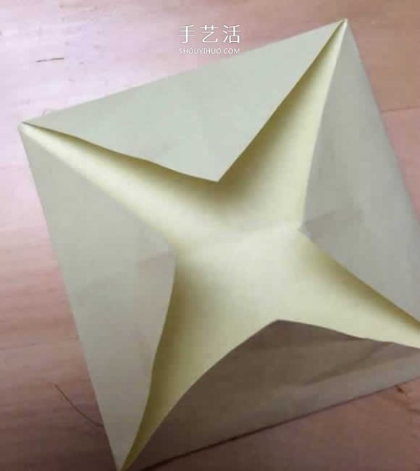 How to fold a spinning paper top with a simple flower-shaped top origami tutorial