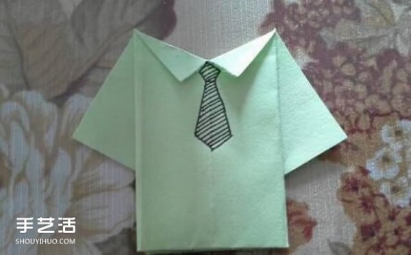 The folding method of a simple shirt illustrates the steps of childrens handmade origami shirts