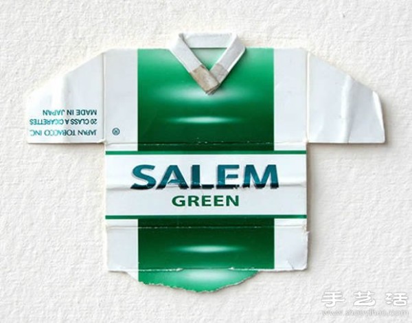 Cigarette box waste is used to DIY to make the World Cup football team uniform