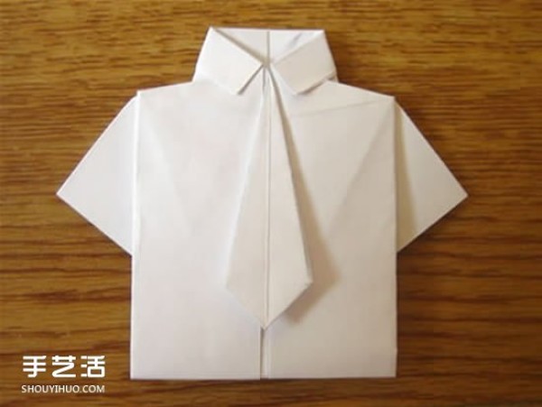 Illustrated tutorial for U.S. dollar origami short-sleeved T-shirt comes with a cute little tie