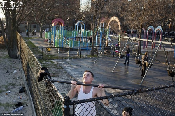 Female photographer visits the Russian ghetto in New York