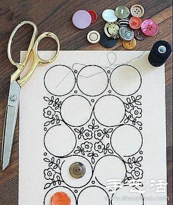 Creative DIY decorative painting of scraps of fabric + buttons