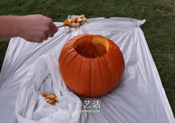 Detailed step-by-step illustration of making a Halloween jack-o-lantern with pumpkins