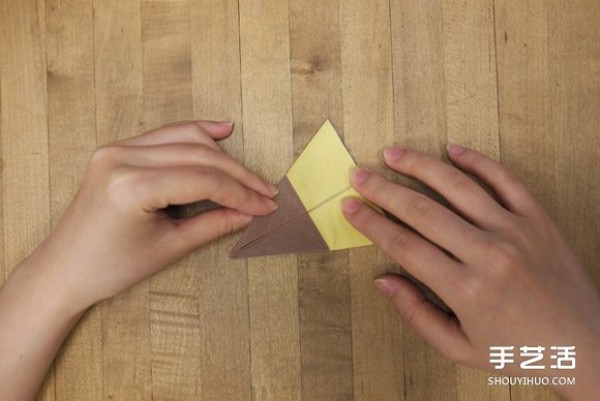 The folding methods of sunflowers illustrates the process of handmade origami sunflowers