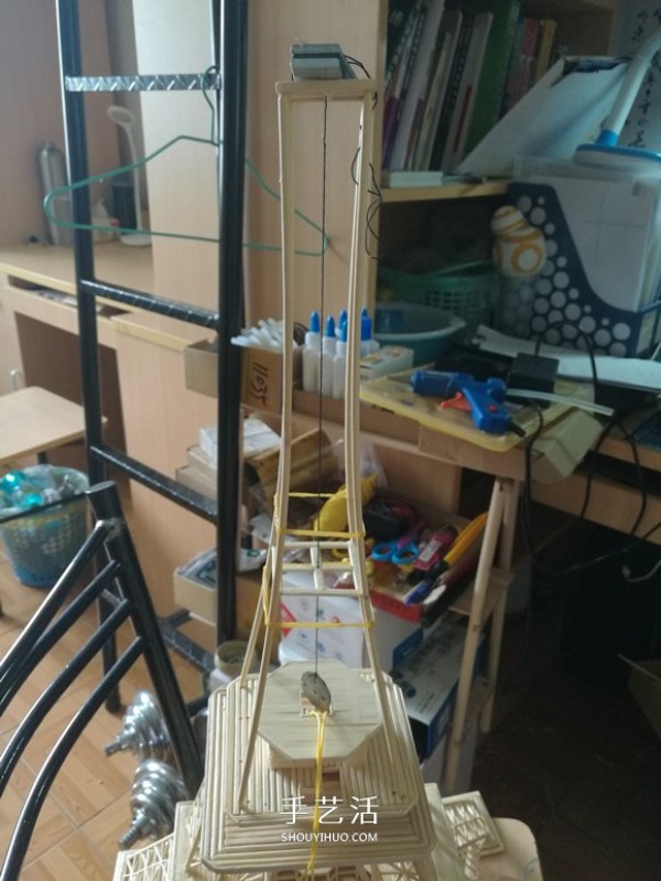 Detailed illustrated tutorial on hand-made Eiffel Tower model with bamboo sticks