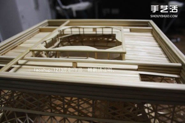 A detailed illustrated tutorial on making a model of the Eiffel Tower using chopsticks and bamboo skewers