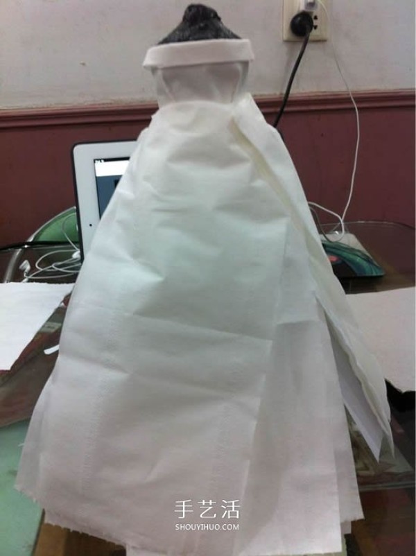 Using the waste of toilet paper tubes to make toilet paper wedding dresses by hand DIY