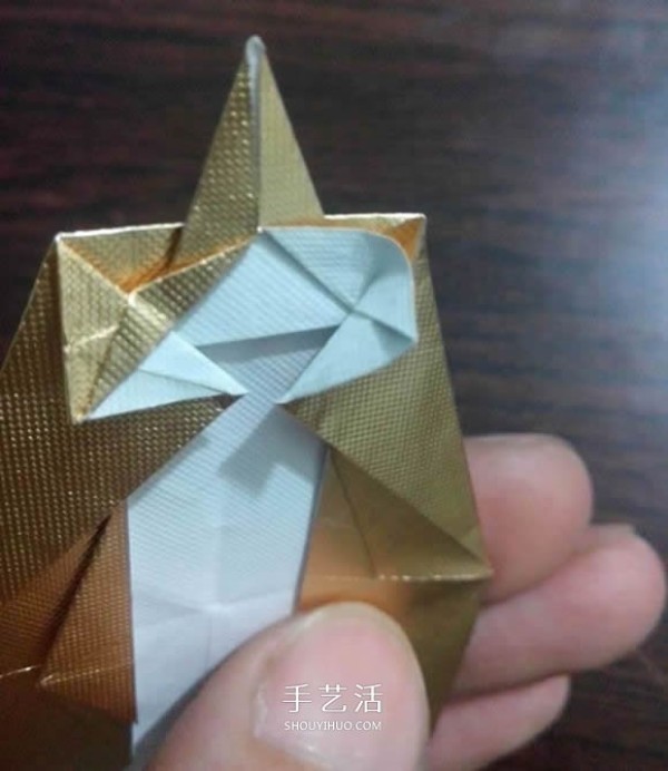 Using cigarette box paper waste and making origami three-dimensional owl illustration step-by-step