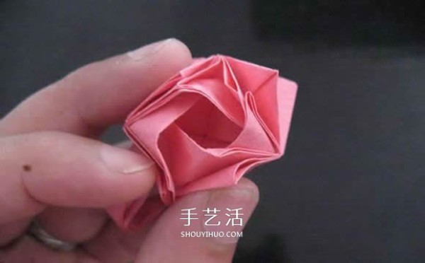 Giving a small gift to your first love! Illustration of folding origami rose ring