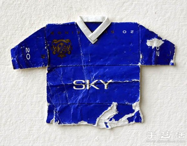 Cigarette box waste is used to DIY to make the World Cup football team uniform