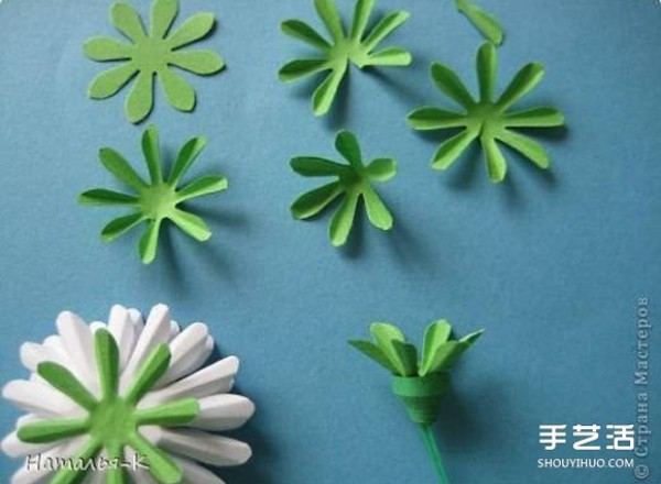 Illustrations of how to make handmade chrysanthemums and how to make cardboard chrysanthemums