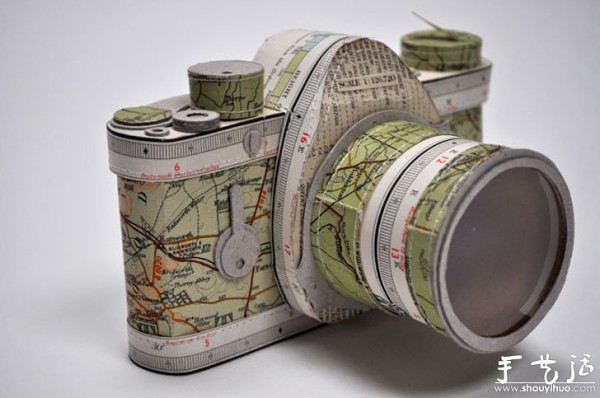 Abandoned newspapers, magazines, maps and other handmade DIY retro equipment