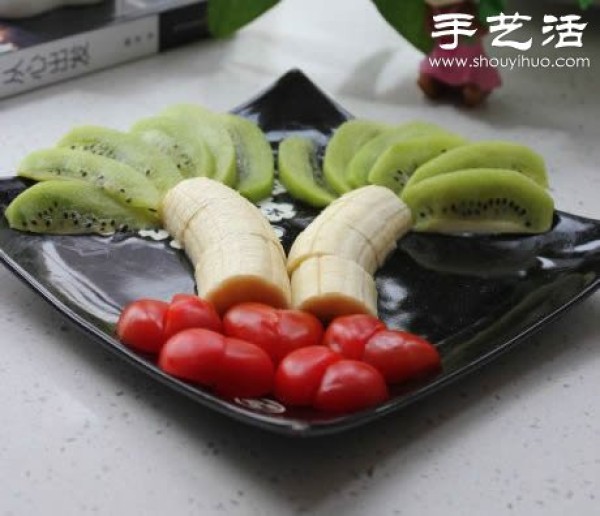 How to make small tomato + banana + kiwi fruit platter