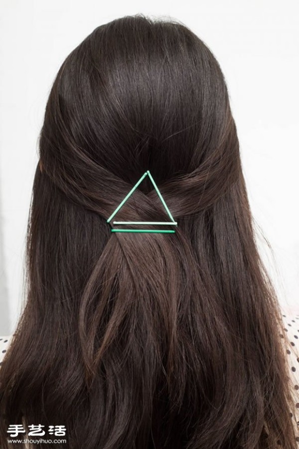 Hairpins can also create new tricks and 15 pretty hairstyles can be easily completed