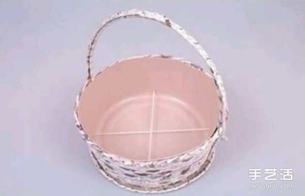 The old newspaper basket weaving method uses cardboard as the bottom of the basket