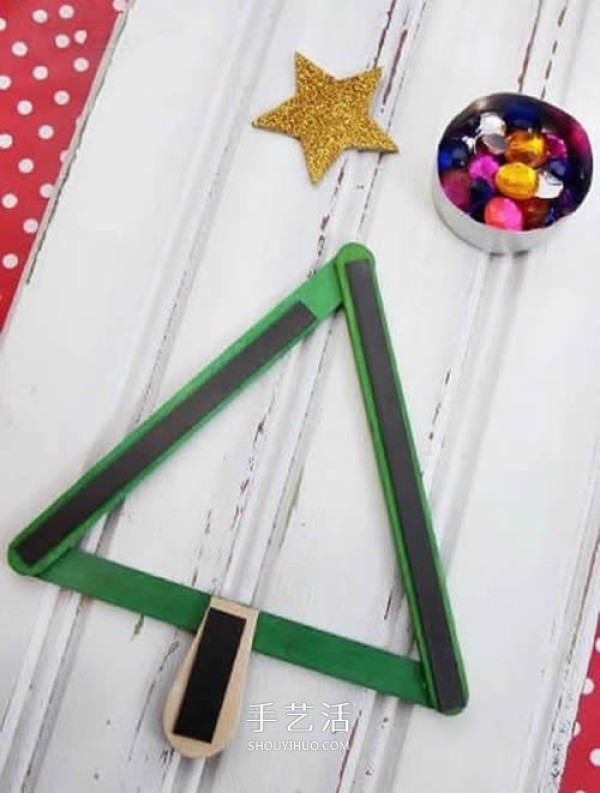 Tutorial on making a Christmas tree from waste materials, Christmas tree decorations are made with ice cream sticks