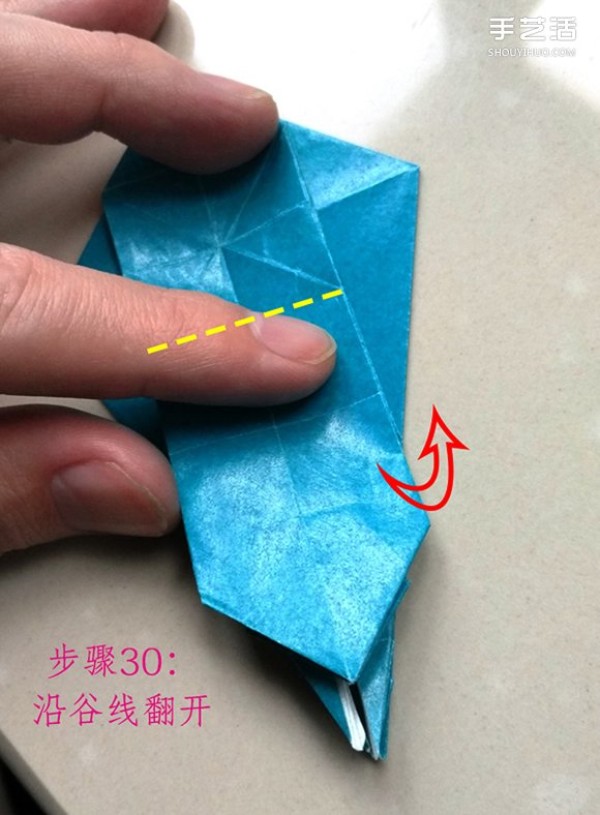 The folding method of the frog on the leaf illustrates the process of the frog on the origami leaf