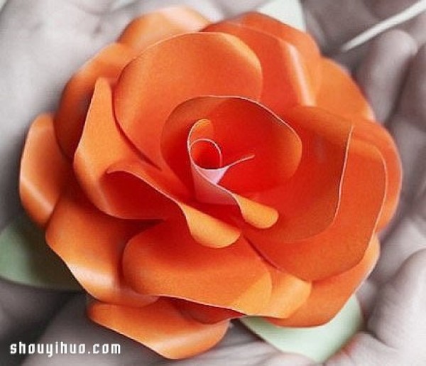 Illustrated tutorial on how to fold simple origami beautiful roses