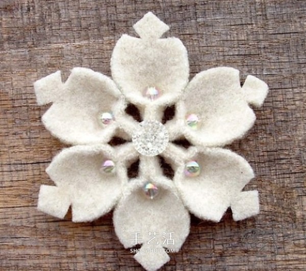 A collection of 18 kinds of non-woven snowflakes with pictures and handmade fabrics to make snowflakes