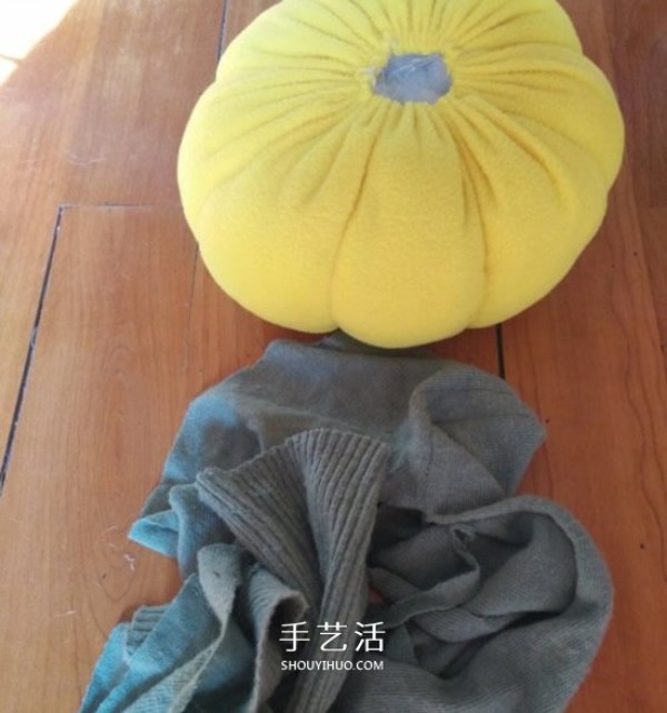 Old clothes are transformed into pumpkin pillows and handmade fabric pumpkin pillows are made