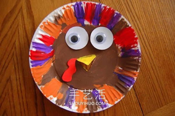 Illustration of a super simple way to make Thanksgiving turkey on a paper plate