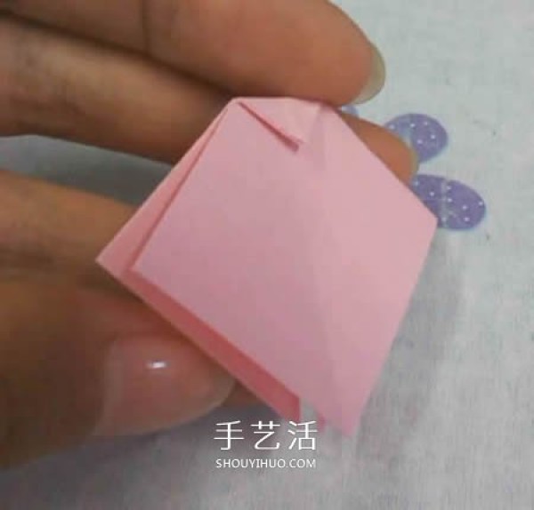 The folding method of the square packaging box with lid also includes the bow tie on the lid